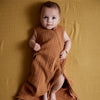 by KlipKlap Petite lagen og sovedragt til baby i 100 % OEKO-TEX bomuld i farverne ochre og brown