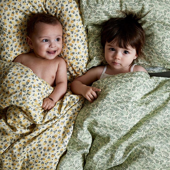 by KlipKlap Petite sengetøj til baby med pudebetræk og dynebetræk i wild flower yellow og laurel leaf green