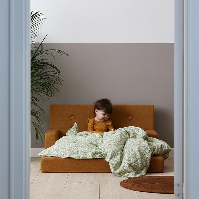 by KlipKlap Petite puttetid og sengetøj til baby med pudebetræk og dynebetræk i laurel leaf green